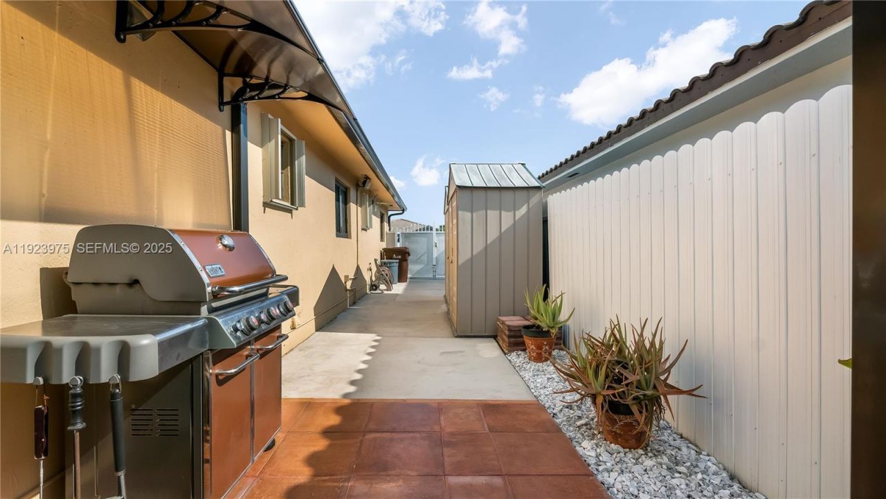 2549 W 72nd Pl, Hialeah, FL 33016 Photo