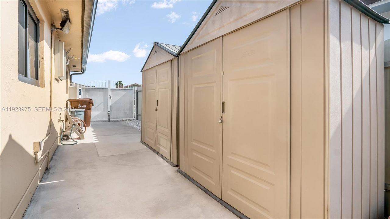 2549 W 72nd Pl, Hialeah, FL 33016 Photo