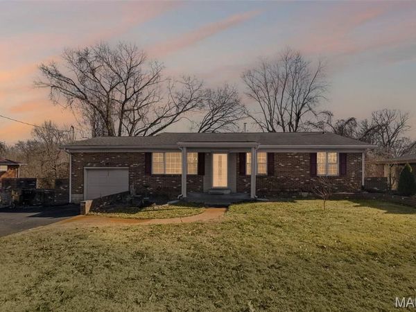 208 Hillwood Drive, Belleville, IL 62223