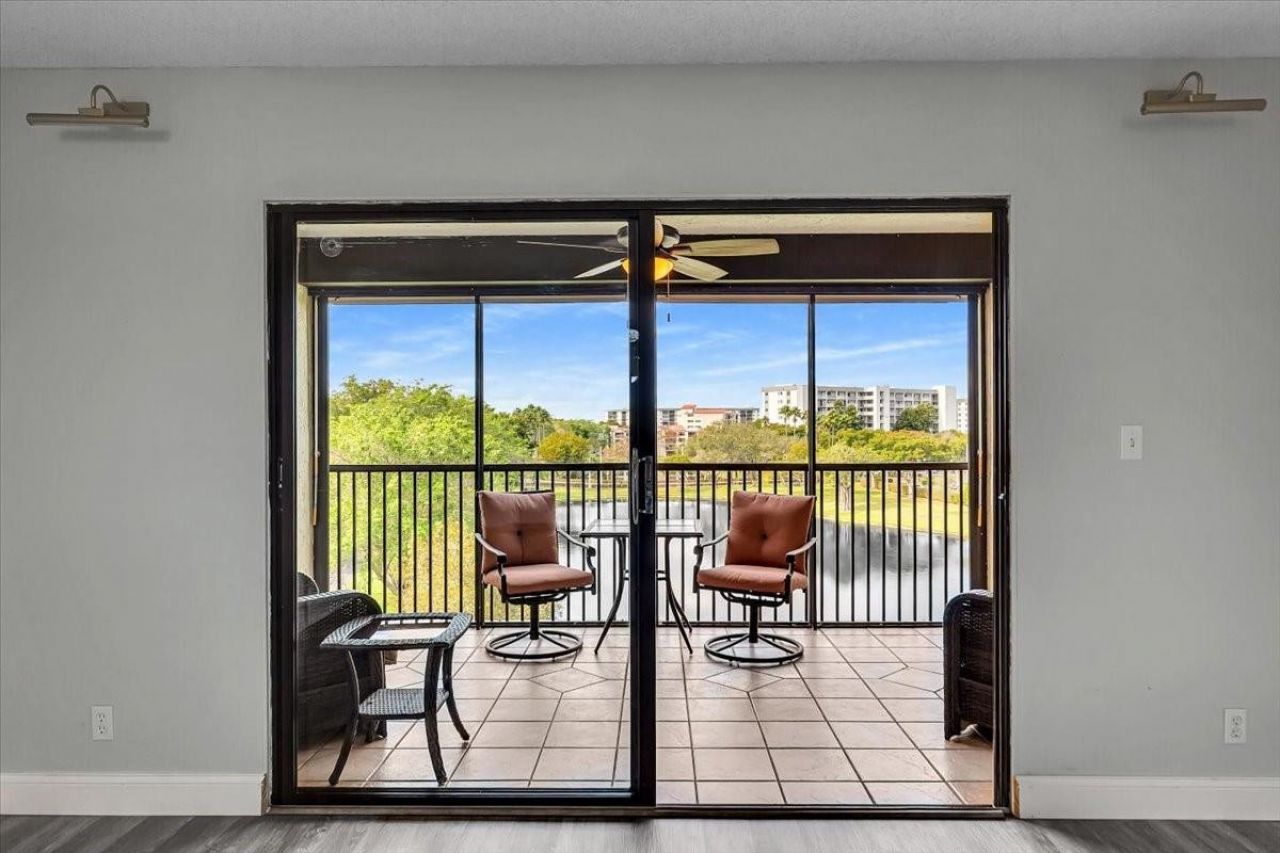 2112 S Cypress Bend Drive, Unit 508, Pompano Beach, FL 33069 Photo