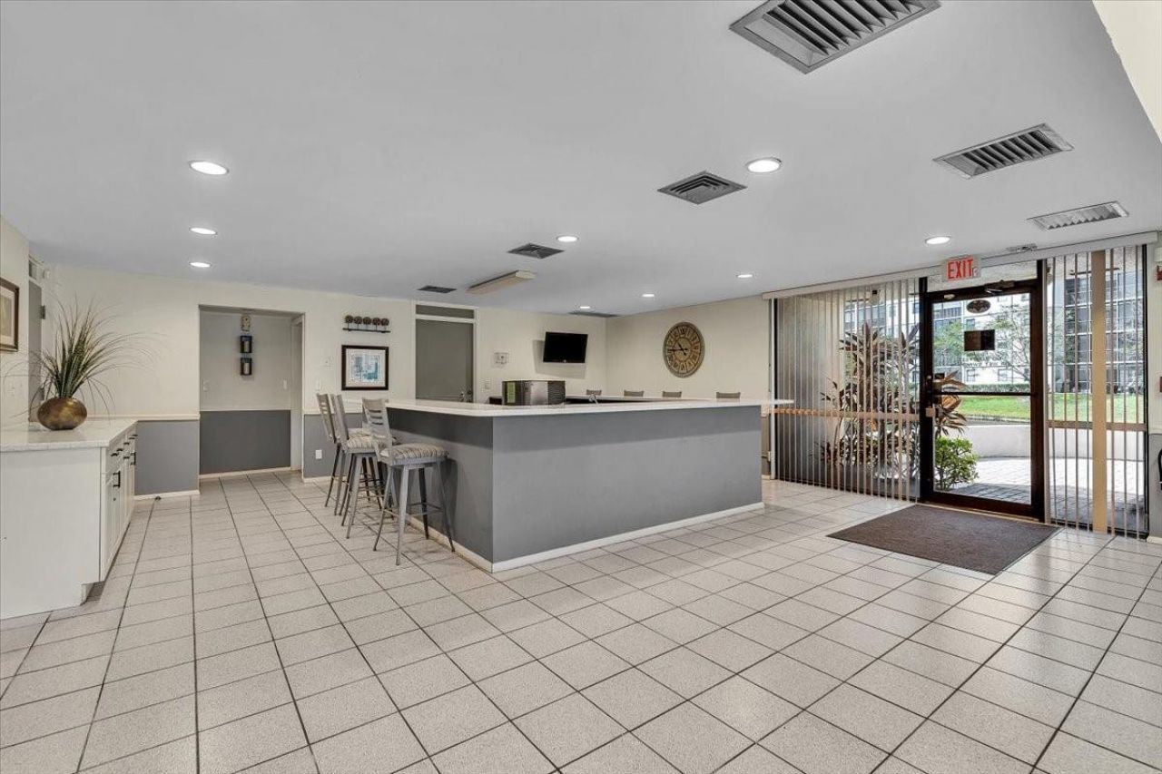 2112 S Cypress Bend Drive, Unit 508, Pompano Beach, FL 33069 Photo