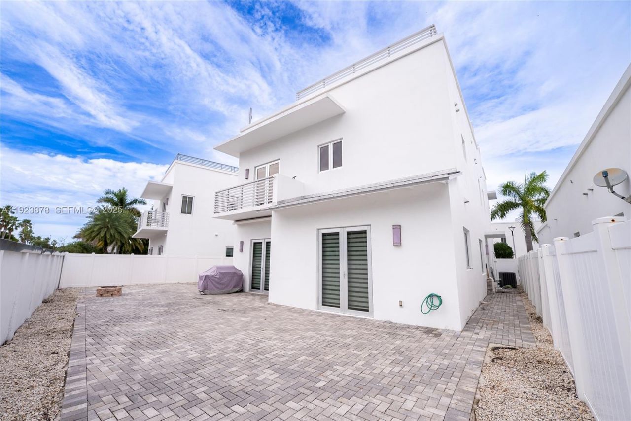 8340 NW 33 Terrace, Doral, FL 33122 Photo