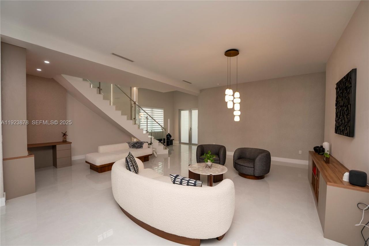 8340 NW 33 Terrace, Doral, FL 33122 Photo