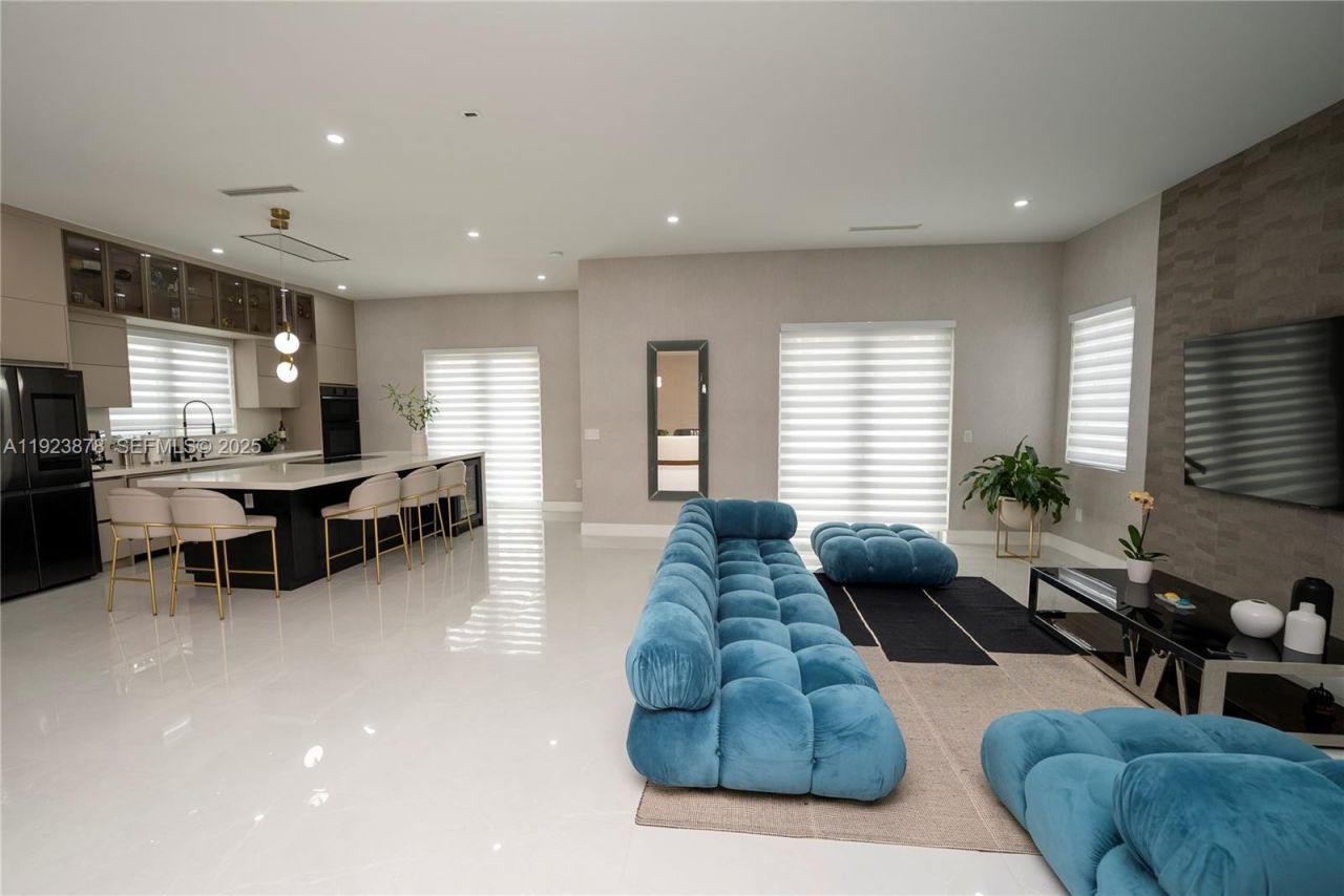 8340 NW 33 Terrace, Doral, FL 33122 Photo