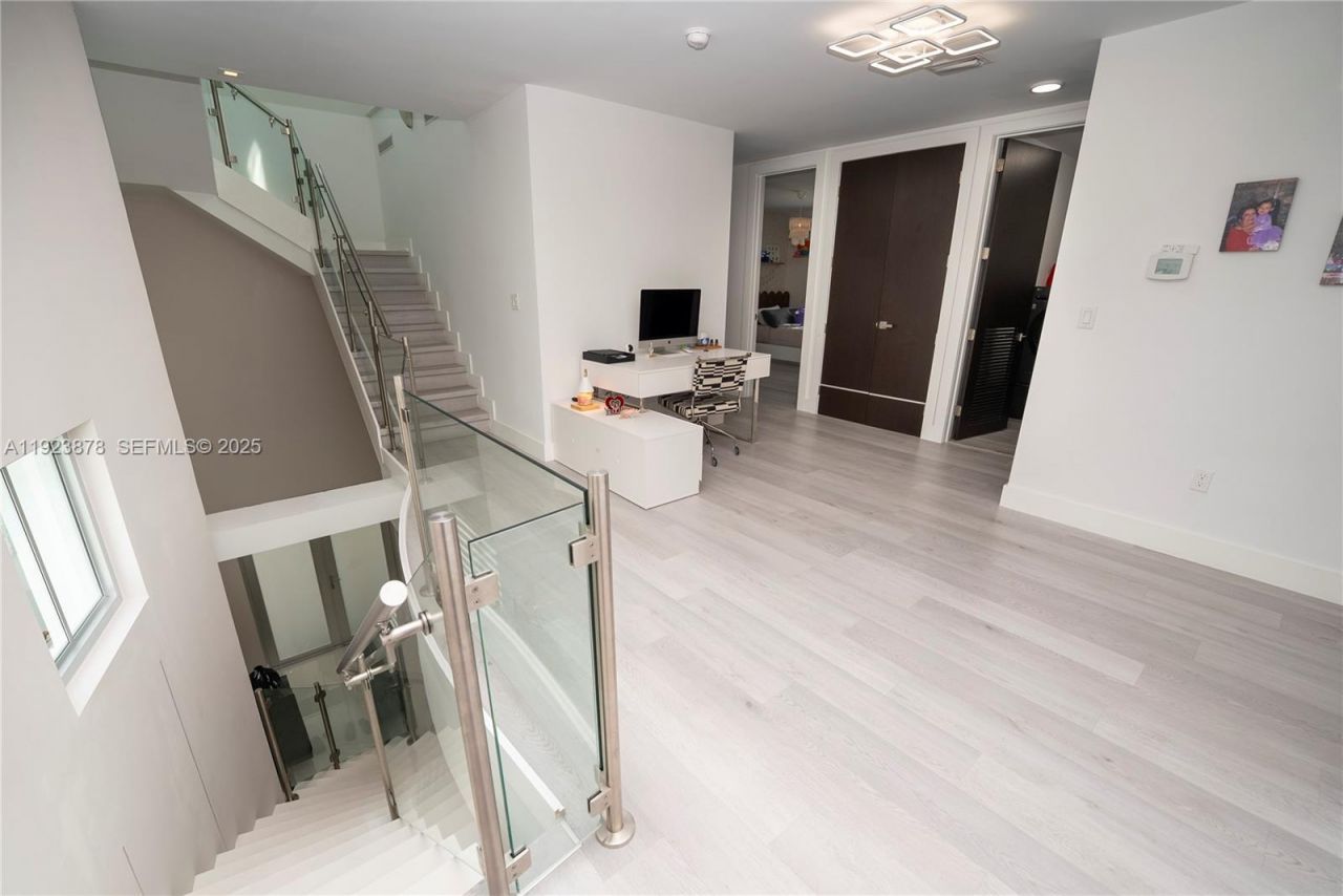 8340 NW 33 Terrace, Doral, FL 33122 Photo