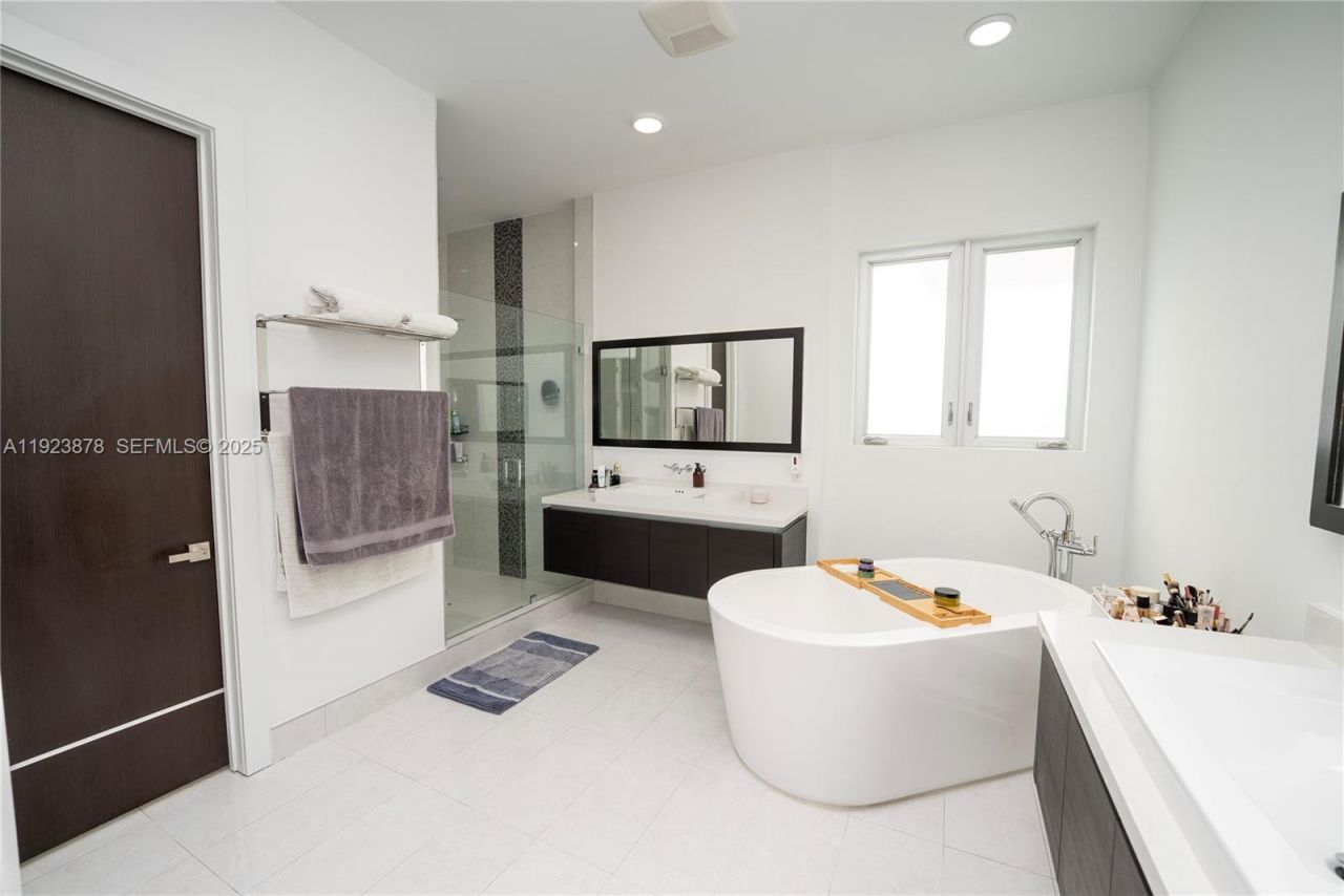 8340 NW 33 Terrace, Doral, FL 33122 Photo