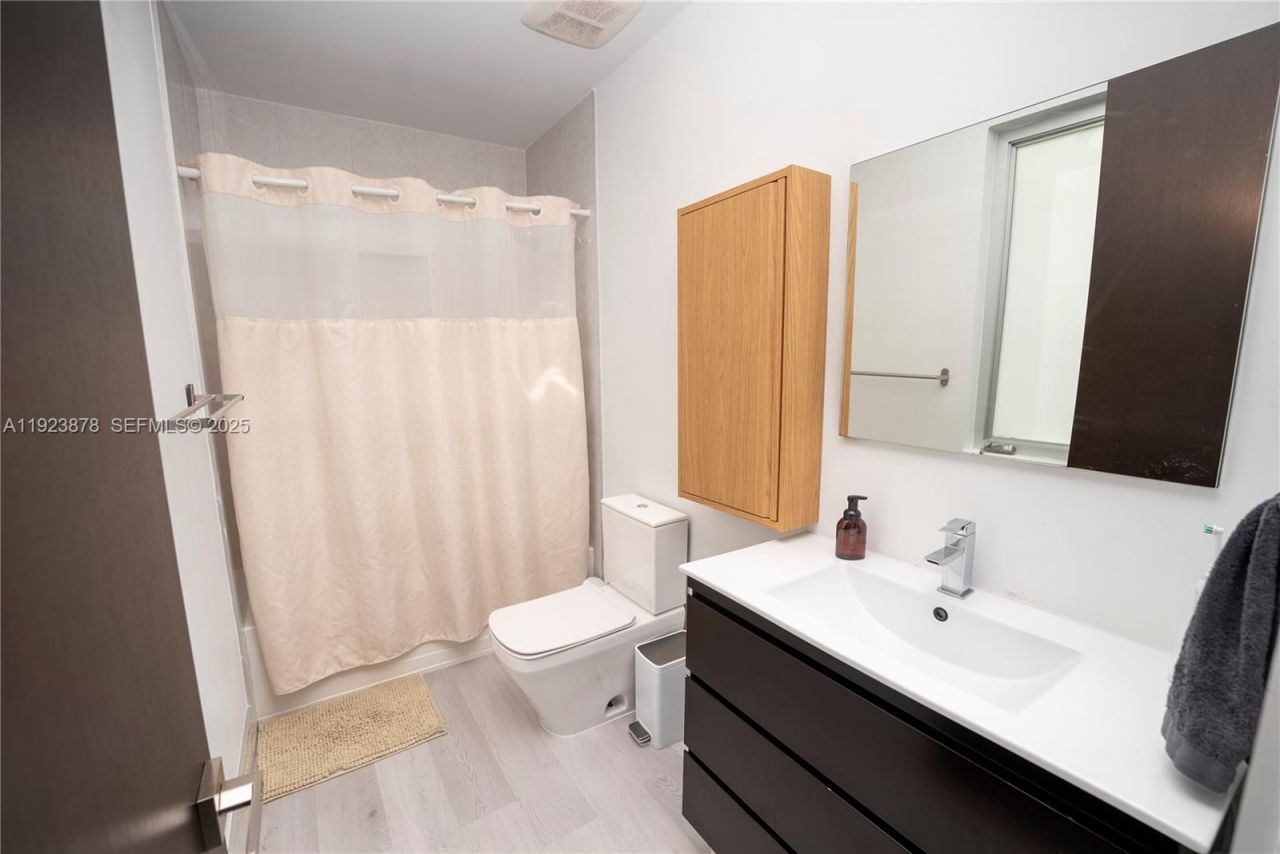 8340 NW 33 Terrace, Doral, FL 33122 Photo