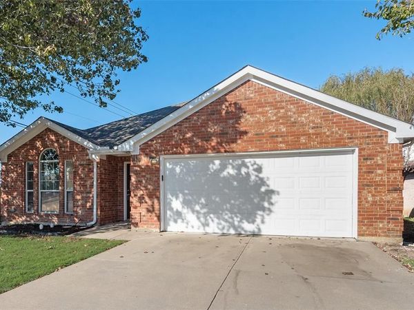824 Bridle Trail, Saginaw, TX 76179