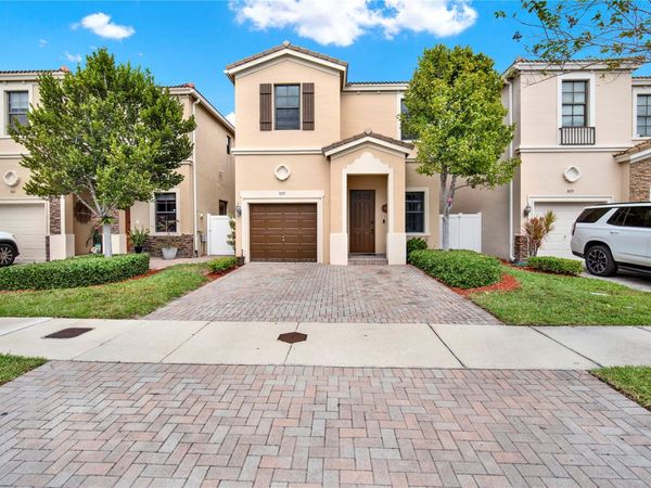 805 NE 191st St, Miami, FL 33179