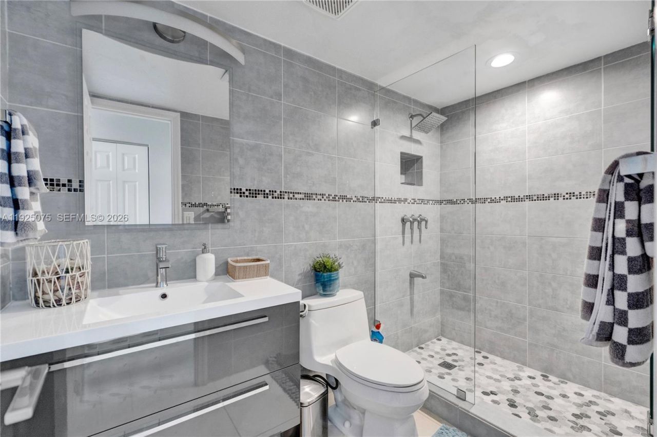 9273 Collins Ave, Unit 407, Surfside, FL 33154 Photo