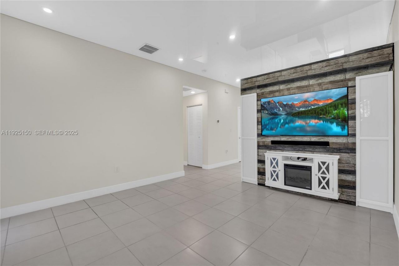 8151 NW 104th Ave, Unit 7, Doral, FL 33178 Photo