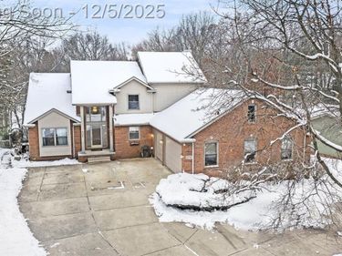 2757 N Tipsico Lake Road, Hartland Twp, MI 48353