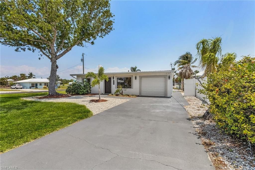 2390 Oleander St, Saint James City, FL 33956 Photo