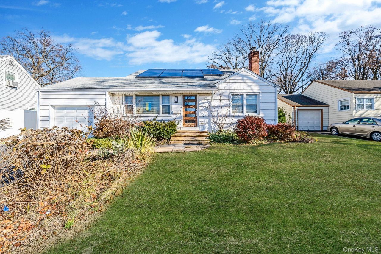 8 Sherwood Road, Glen Cove, NY 11542 Main Photo