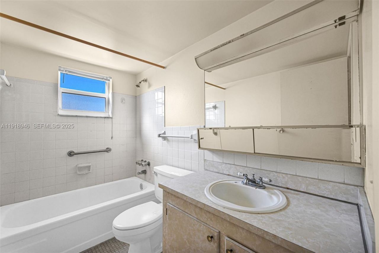 1830 Dixieanna St, Unit 506, Hollywood, FL 33020 Photo