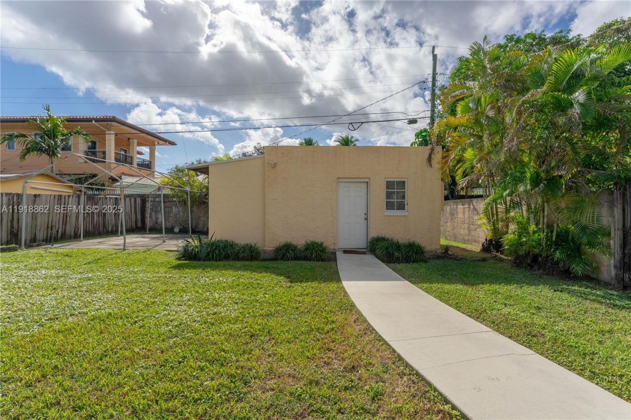 4250 SW 10th St, Miami, FL 33134 Photo