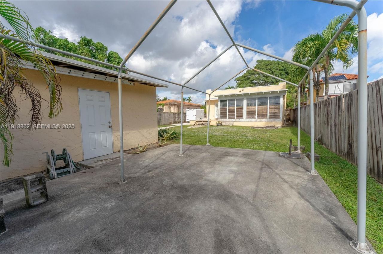 4250 SW 10th St, Miami, FL 33134 Photo