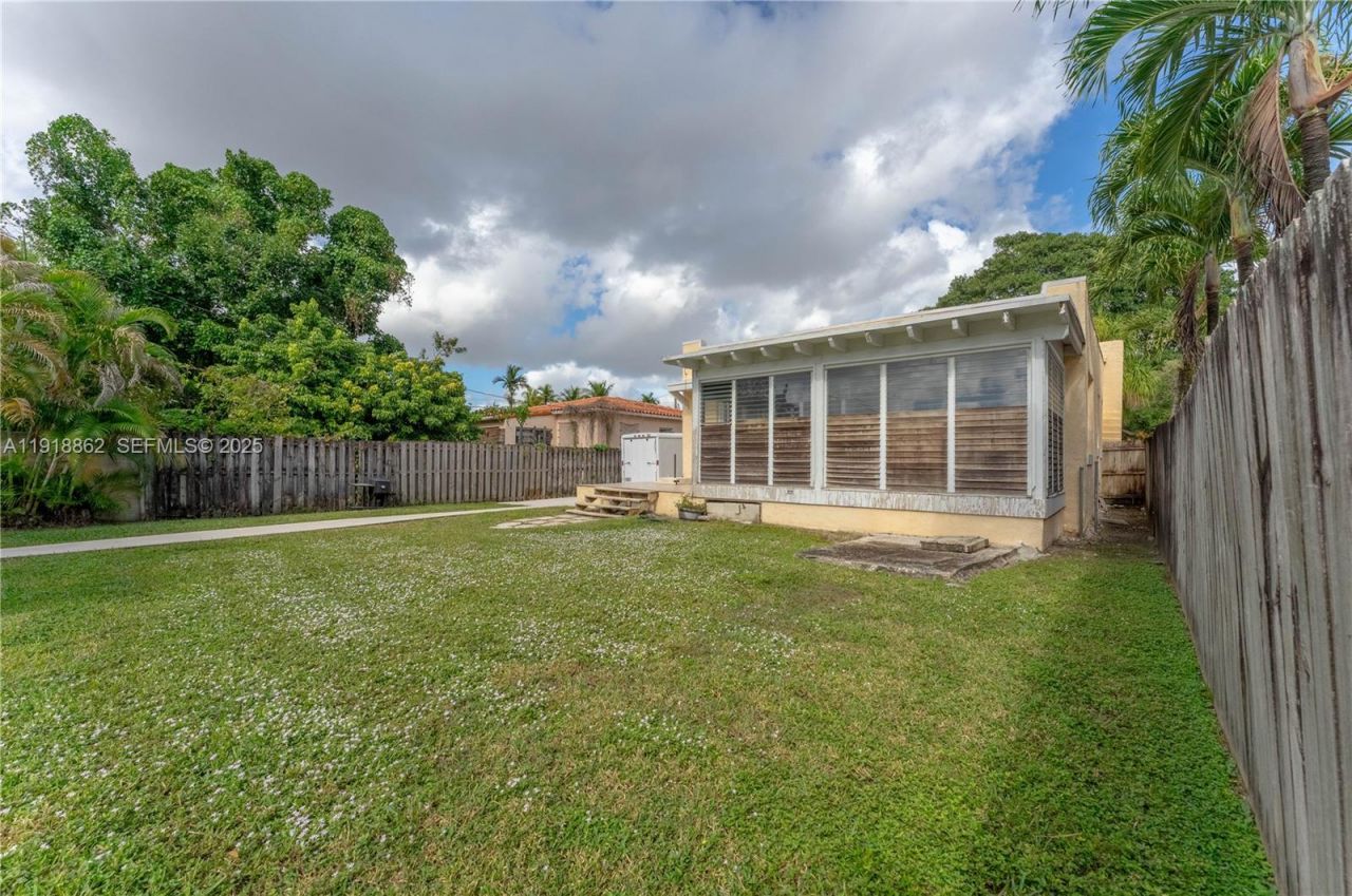 4250 SW 10th St, Miami, FL 33134 Photo