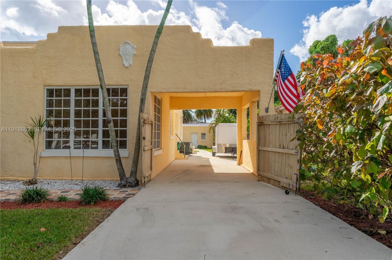 4250 SW 10th St, Miami, FL 33134 Photo