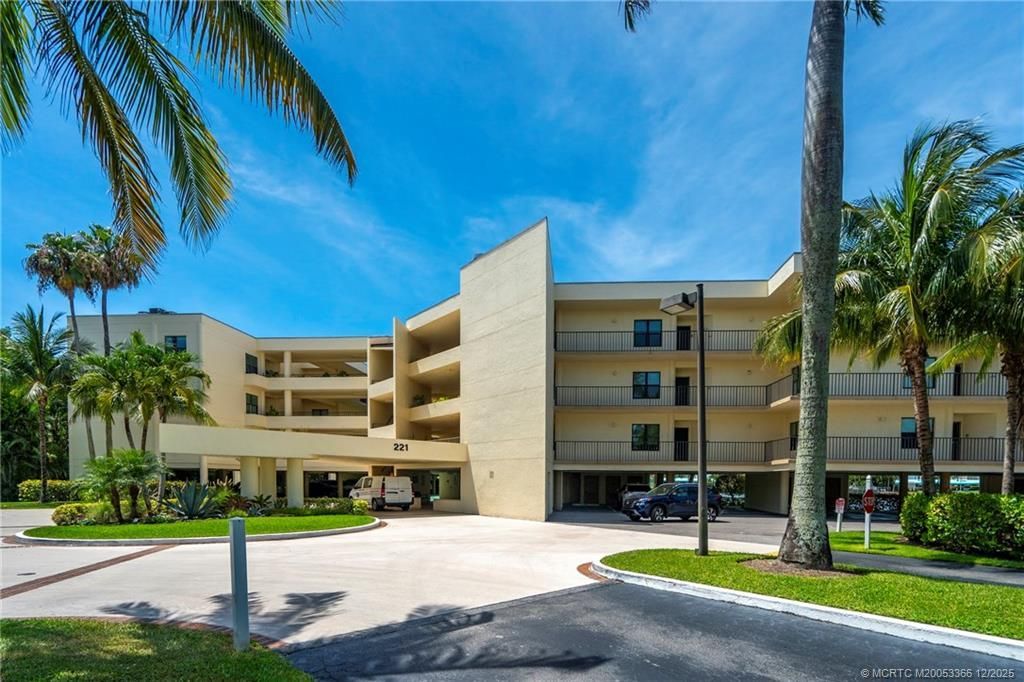 221 NE Plantation Road, Unit 407, Stuart, FL 34996 Photo