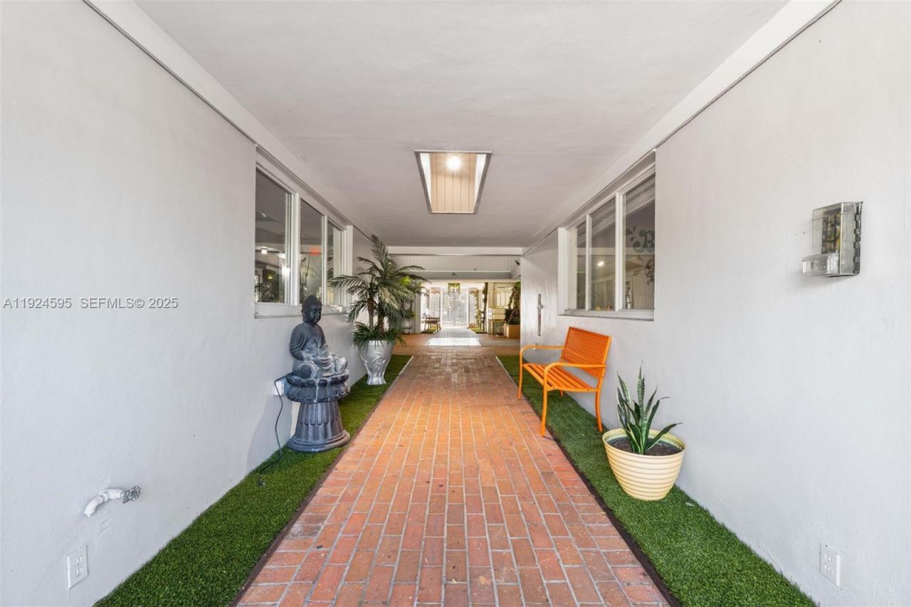 2710 SW 87th Ave, Miami, FL 33165 Photo