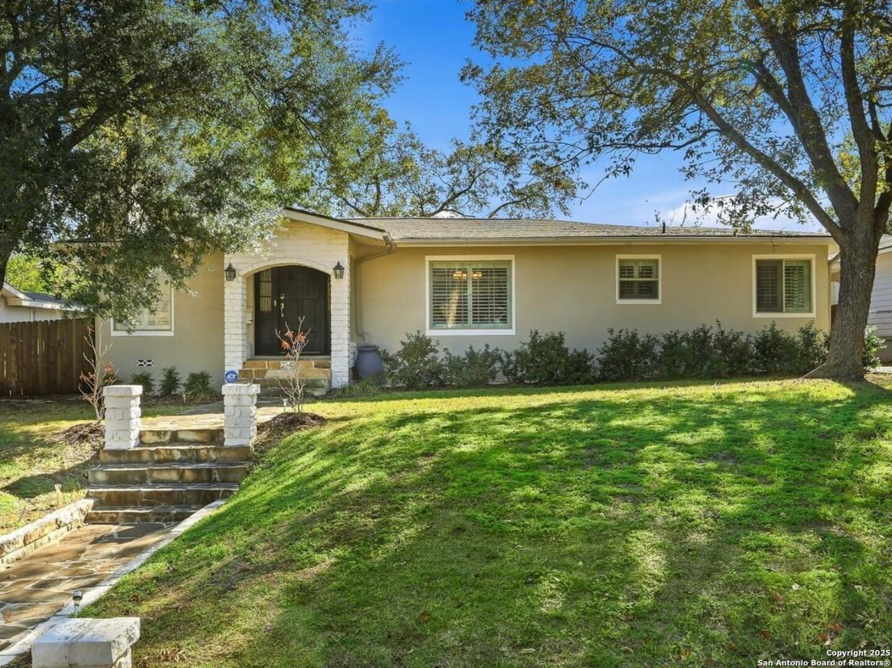 214 Robinhood Pl., San Antonio, TX 78209 Main Photo
