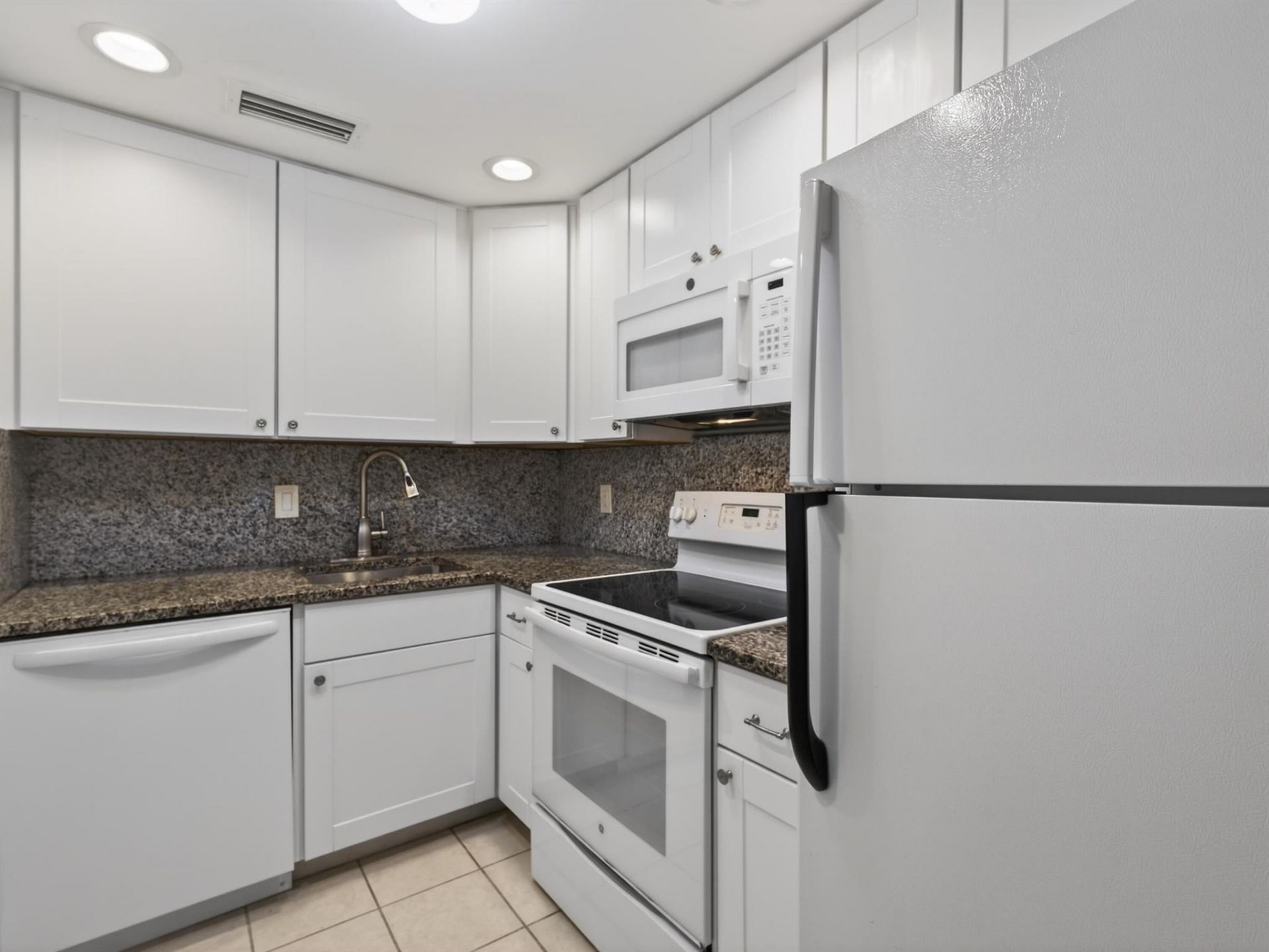 1820 S Ocean Boulevard 2b, Delray Beach, FL 33483 Photo