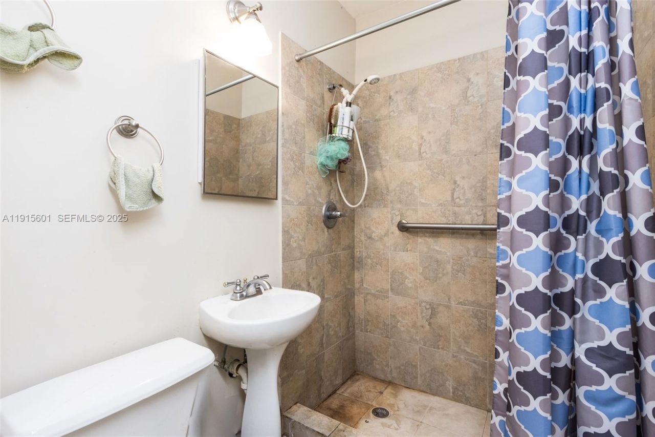 1264 NE 156th St, North Miami Beach, FL 33162 Photo