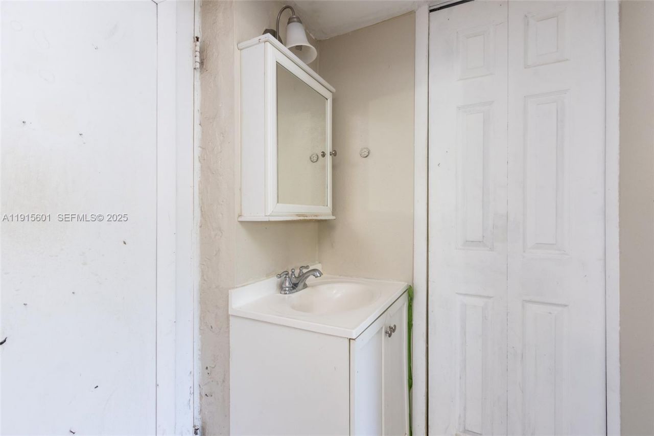 1264 NE 156th St, North Miami Beach, FL 33162 Photo