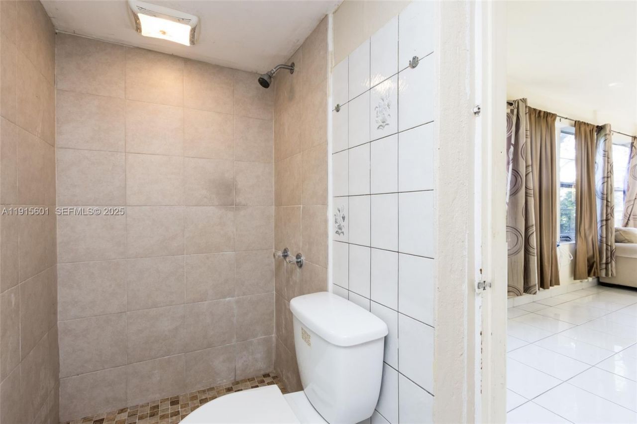 1264 NE 156th St, North Miami Beach, FL 33162 Photo