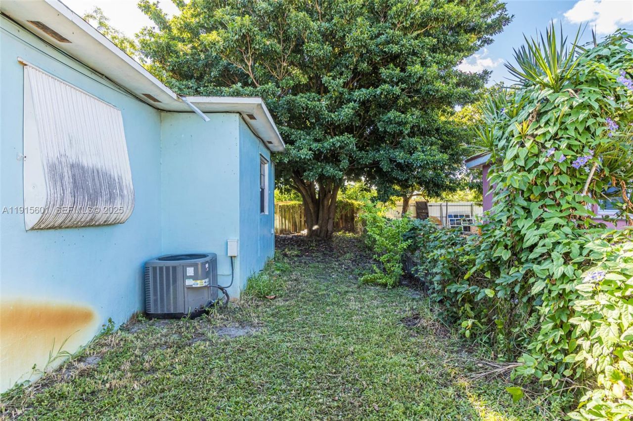 1264 NE 156th St, North Miami Beach, FL 33162 Photo