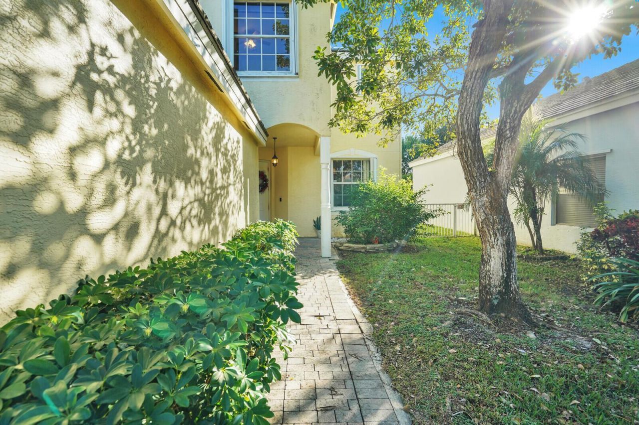 130 Canterbury Place, Royal Palm Beach, FL 33414 Photo