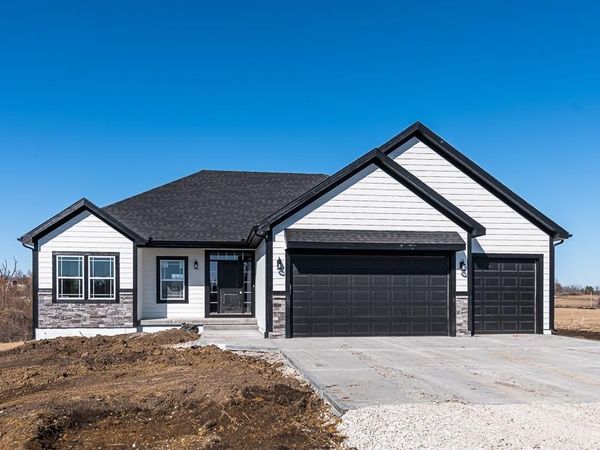 2703 Stone Creek Avenue, Tonganoxie, KS 66086