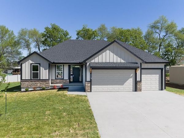 2703 Stone Creek Avenue, Tonganoxie, KS 66086