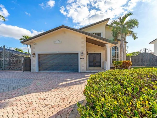 10298 NW 130th St, Hialeah Gardens, FL 33018