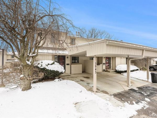 1543 Charter Oak Drive, Rochester Hills, MI 48309