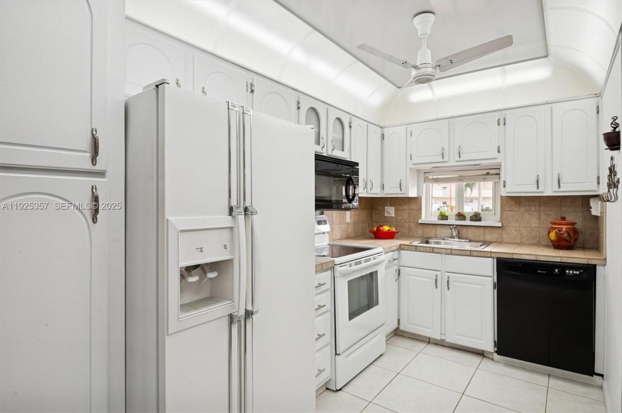 9511 N Hollybrook Lake Dr, Unit 108, Pembroke Pines, FL 33025 Photo