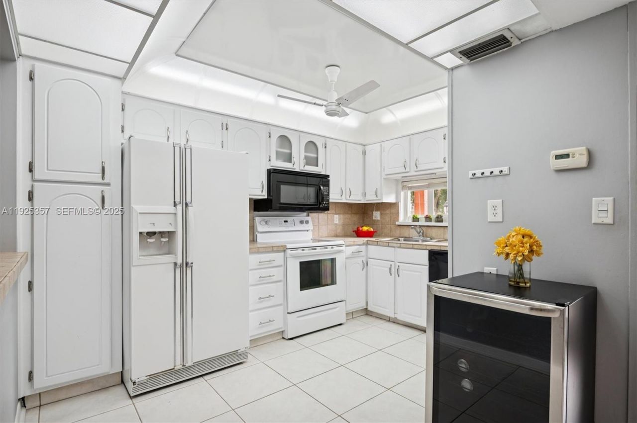 9511 N Hollybrook Lake Dr, Unit 108, Pembroke Pines, FL 33025 Photo