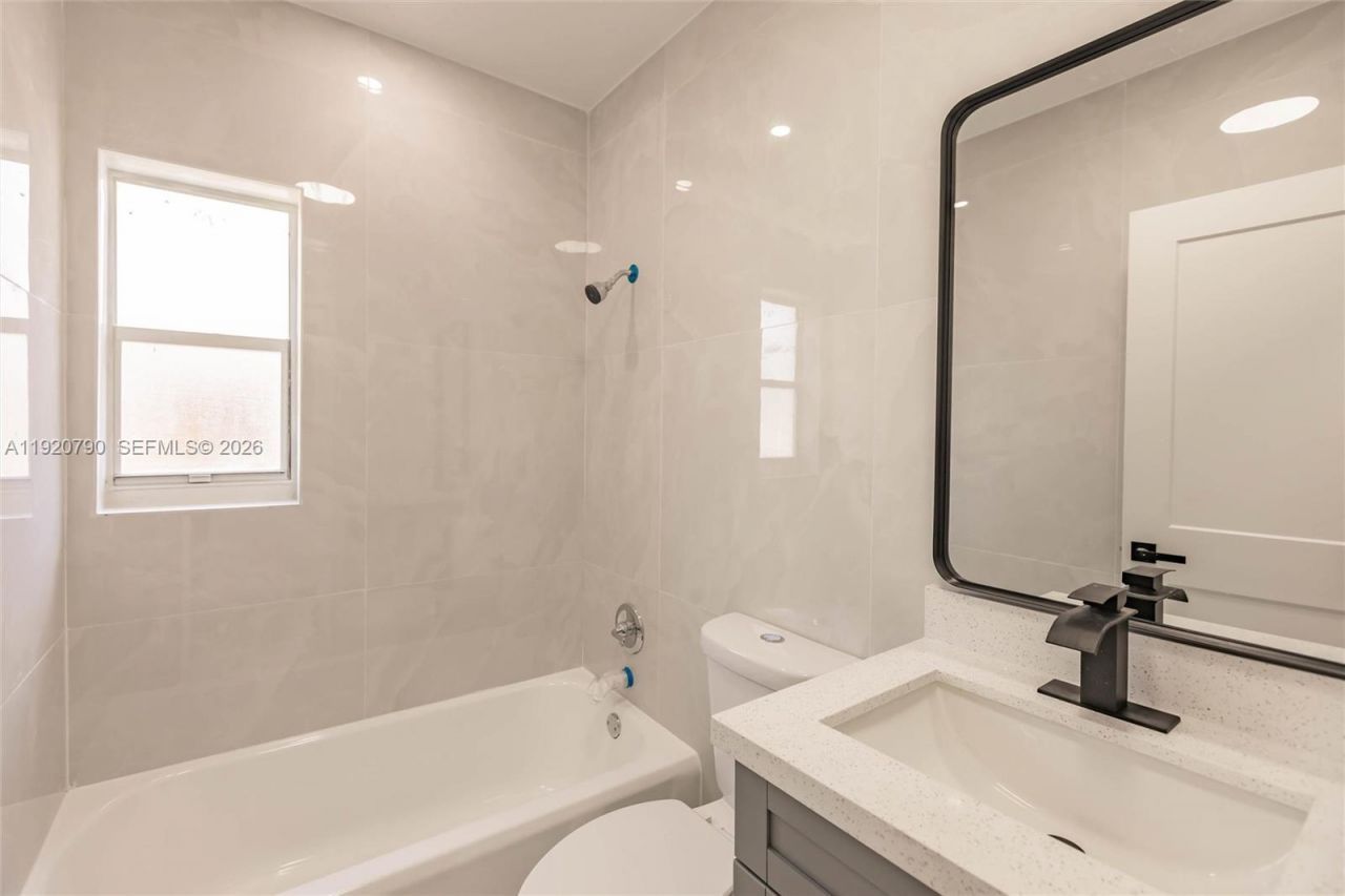 3180 NW 2nd St, Miami, FL 33125 Photo