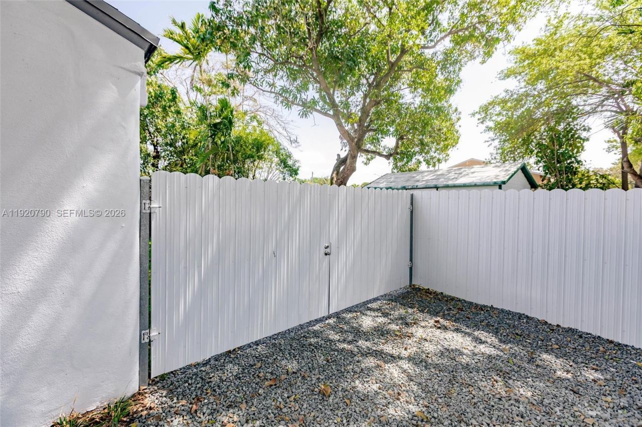 3180 NW 2nd St, Miami, FL 33125 Photo