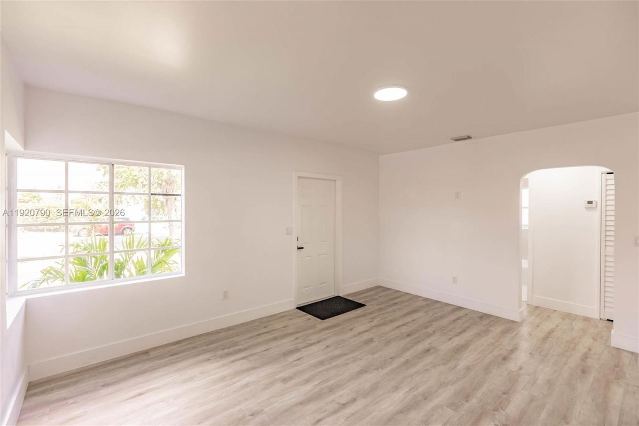 3180 NW 2nd St, Miami, FL 33125 Photo