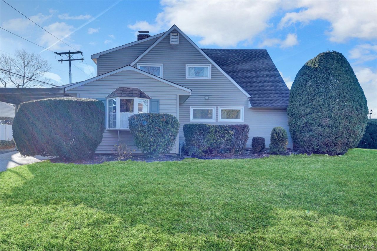 2 Welcome Lane, Wantagh, NY 11793 Main Photo