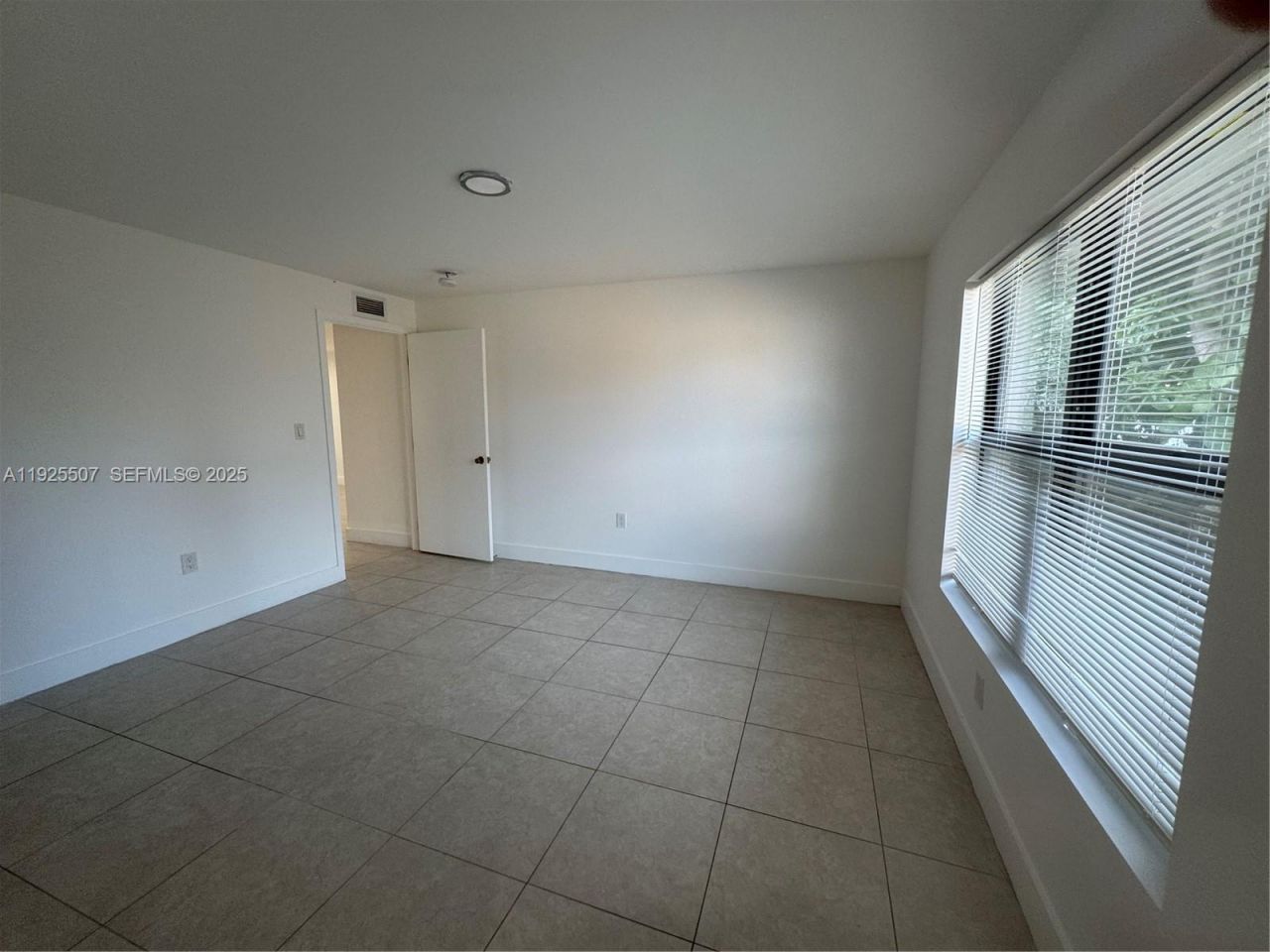 605 NW 3rd, Unit East, Hallandale Beach, FL 33009 Photo