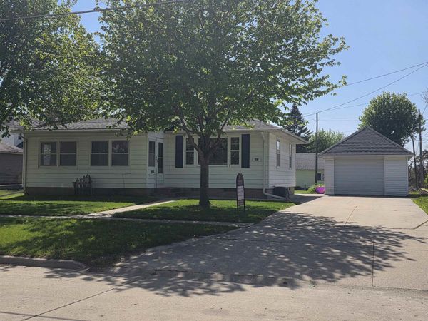 307 6th Ave NE, Independence, IA 50644