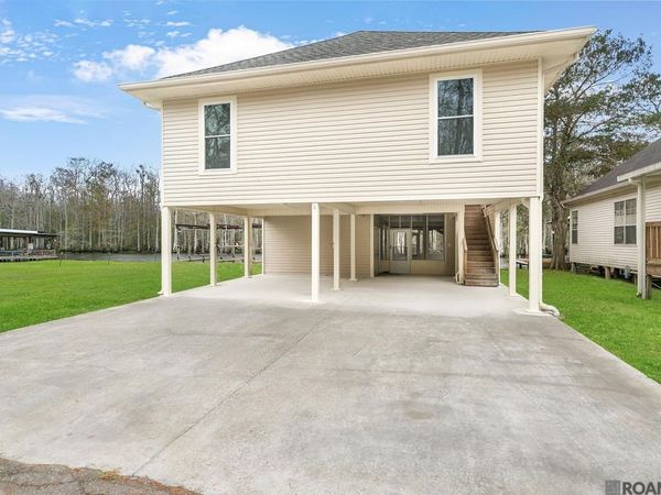 22962 Chene Blanc Ln, Maurepas, LA 70449