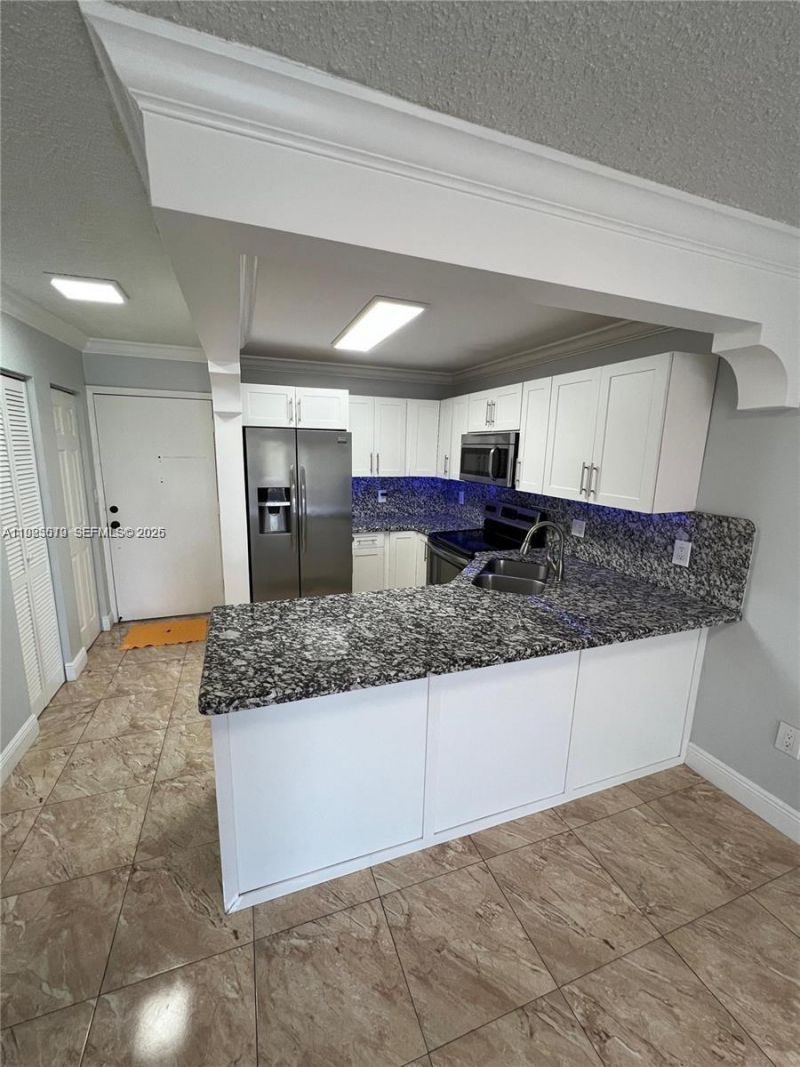 1075 W 68th St, Unit 218, Hialeah, FL 33014 Photo