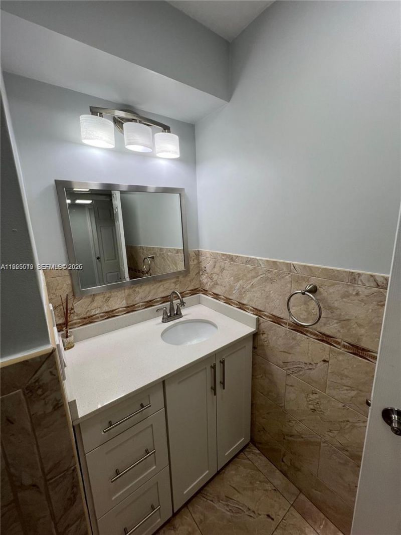 1075 W 68th St, Unit 218, Hialeah, FL 33014 Photo