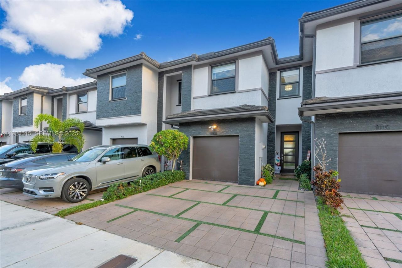 9114 NW 158th St, Miami Lakes, FL 33018 Photo