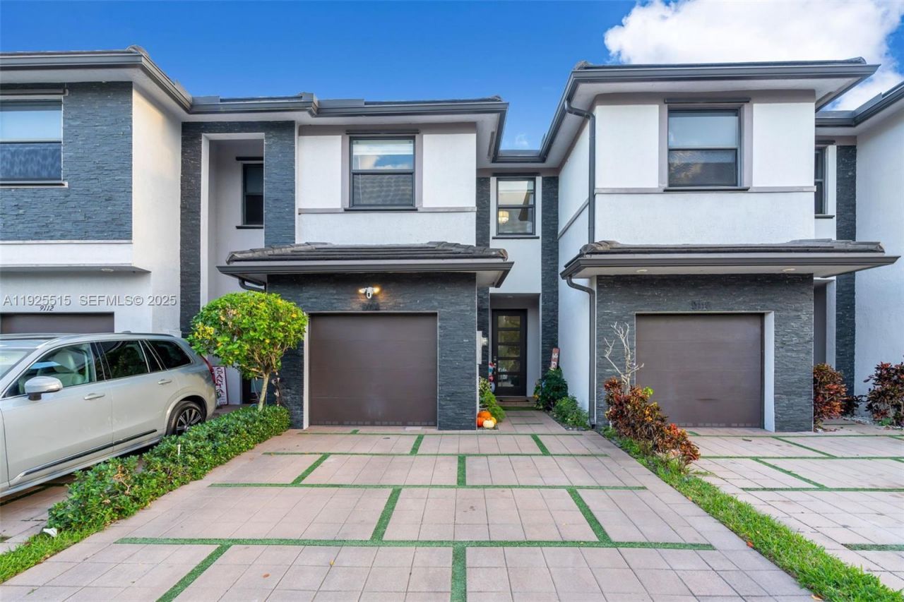 9114 NW 158th St, Miami Lakes, FL 33018 Photo