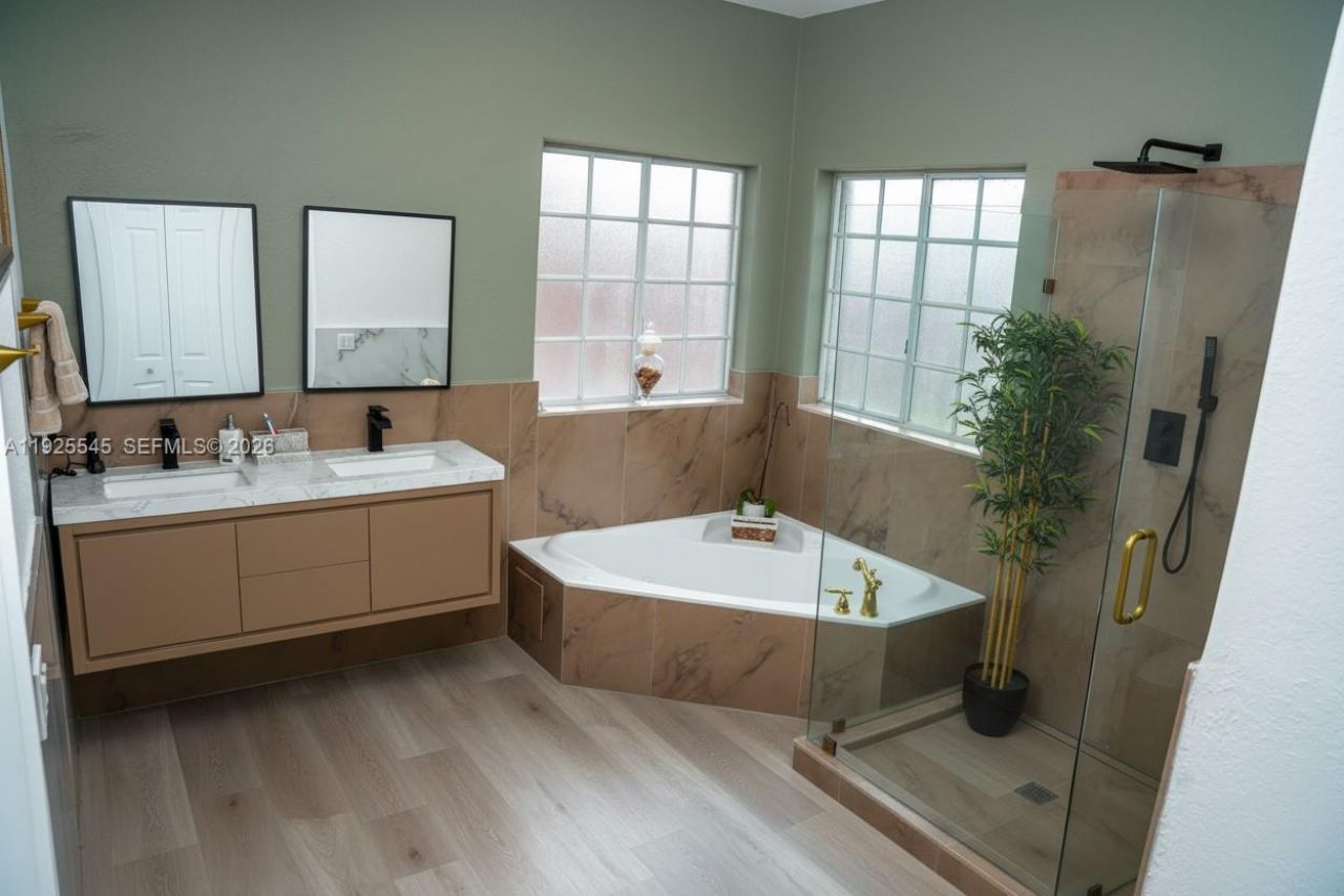 8204 NW 165 St Th, Miami Lakes, FL 33016 Photo